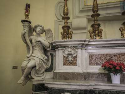 ...e delimitato da due angeli marmorei...